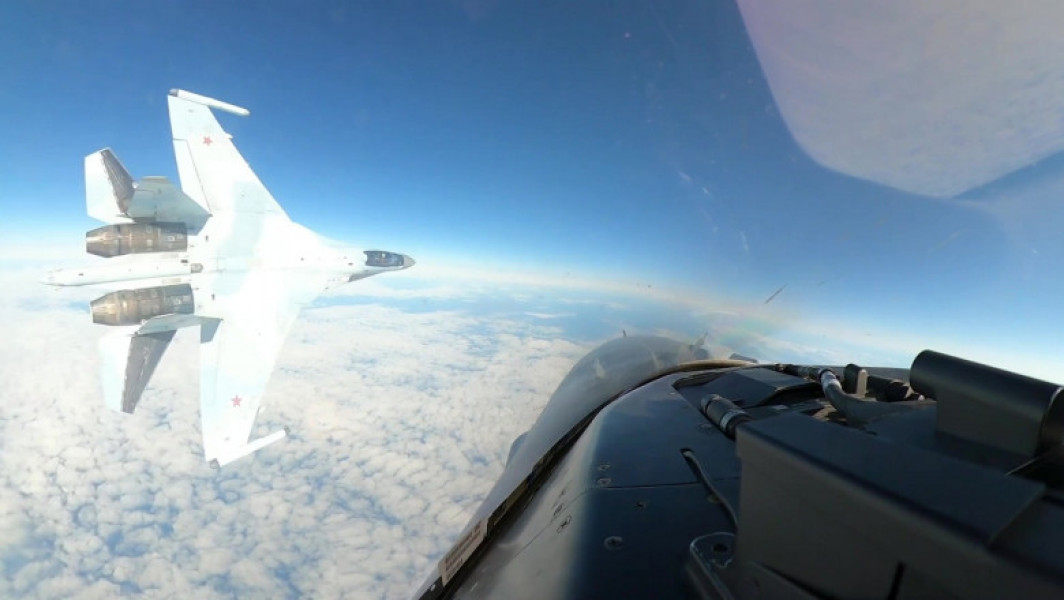 O cometă rară fotografiată dintr-un avion militar rusesc SU-35