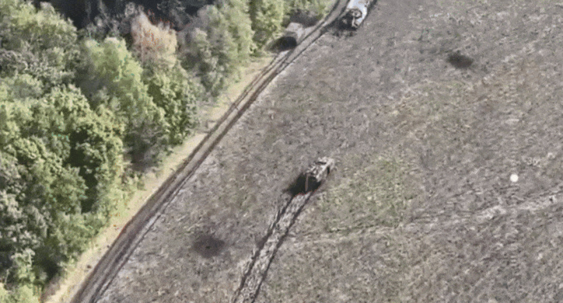 Imagini șocante din Ucraina: un transportor rusesc distrus de un tanc ucrainean