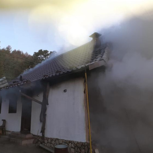 Incendiu devastator în comuna Poieni: Casa unui clujean a fost afectată