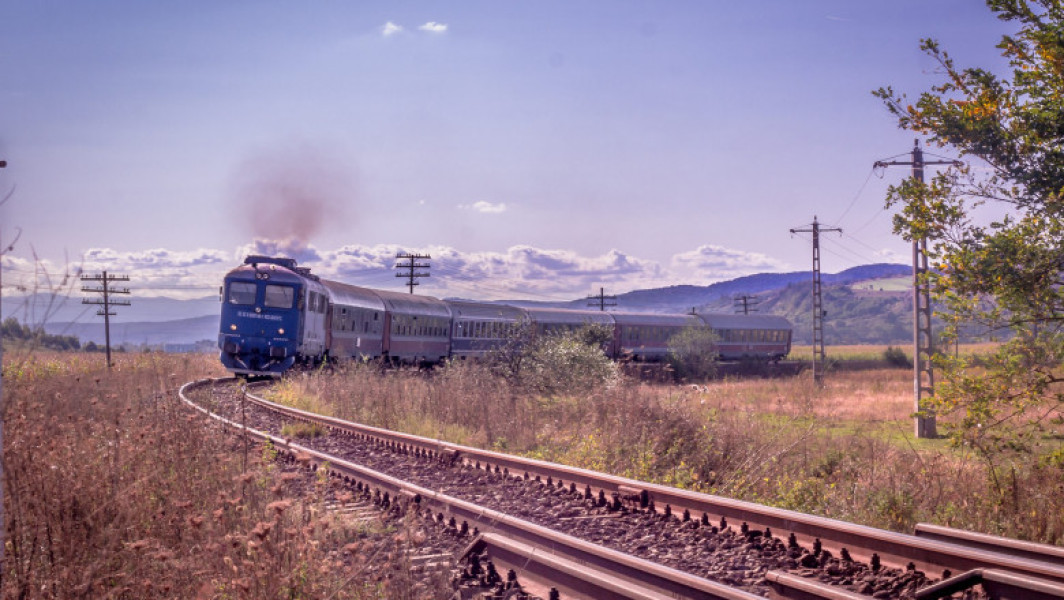 Incendiu la un tren în județul Brașov: zeci de călători blocați în câmp