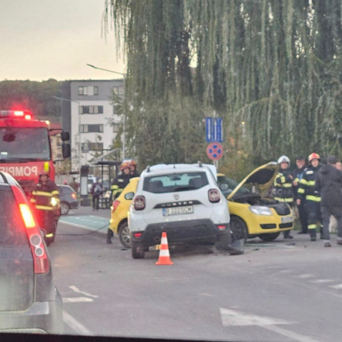 Cluj- Accident pe Eroilor în Florești. Două mașini au fost grav avariate, din cauza neatenției unui șofer FOTO