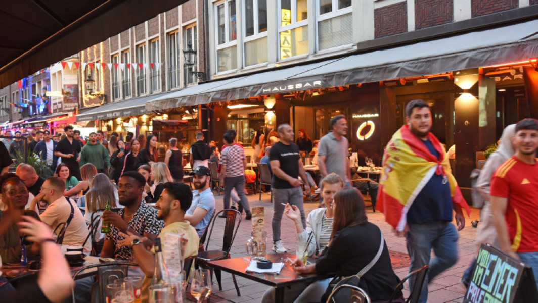 Dusseldorf, "cel mai lung bar din lume"