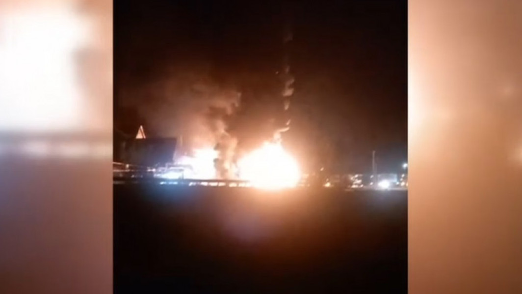 Camion cu anvelope în flăcări, incendiu extins la o pensiune și autoturisme