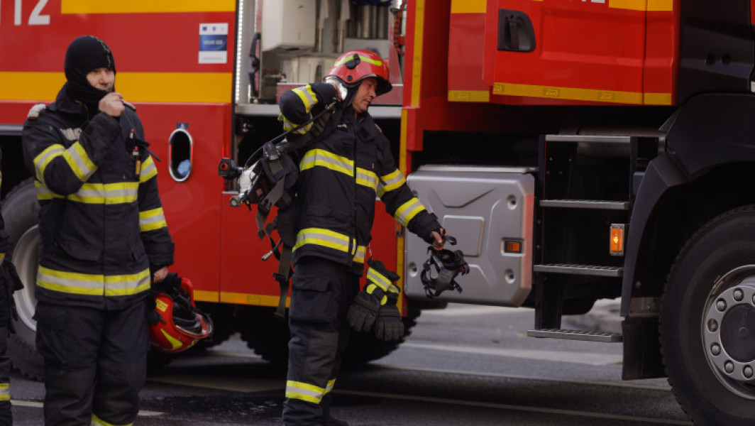 Incendiu devastator în Mera: o femeie a decedat, iar o tânără a fost rănită