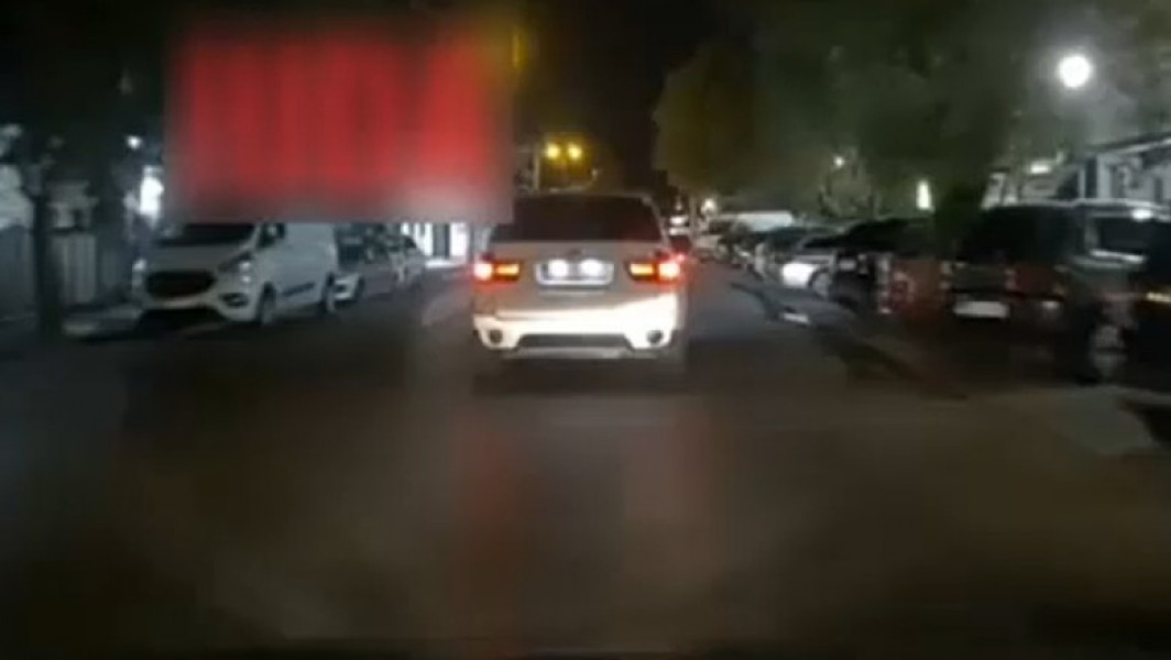 Un adolescent de 15 ani a tras cu un pistol în timp ce se afla într-o mașină condusă de mama sa