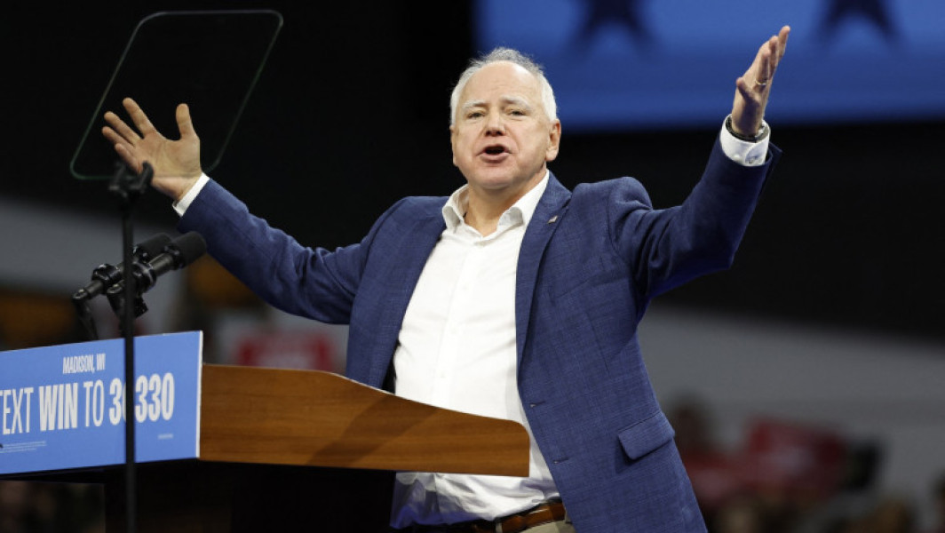 Agențiile de informații americane avertizează despre dezinformări vizând pe Tim Walz