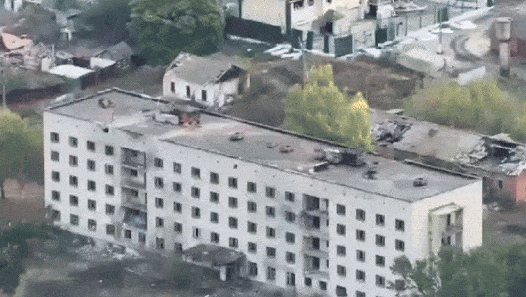 Bombardamentele din regiunea Kursk - soldați ruși surprinși fugind dintr-o clădire distrusă