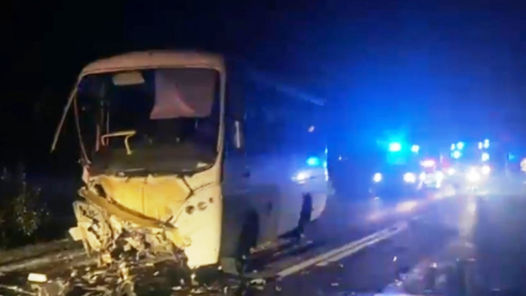 Accident tragic la Bacia: un tânăr și un pasager și-au pierdut viața după o coliziune cu un autobuz