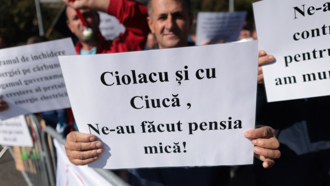 Pensionarii protestează în fața Guvernului din cauza pensiilor înghețate