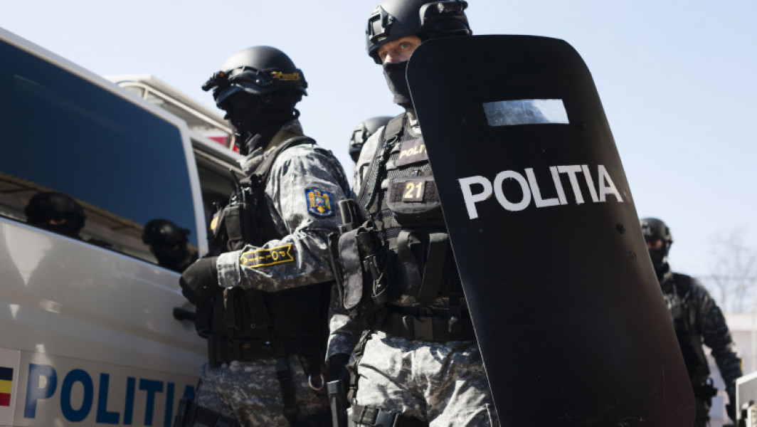 Trei români dați în urmărire internațională, aduși în țară cu mandate de arestare