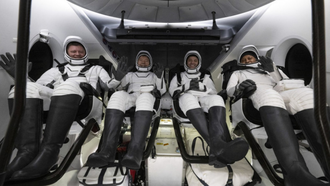 Capsula SpaceX cu patru astronauți revine pe Pământ după întârzieri