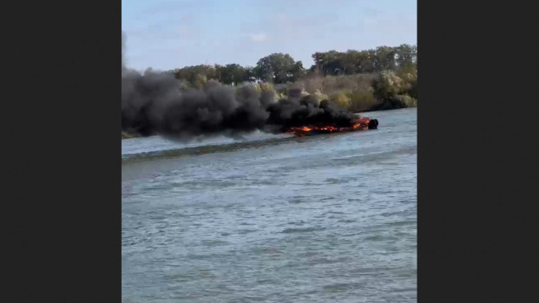 Ambarcațiune în flăcări pe Dunăre, două persoane evacuate în siguranță