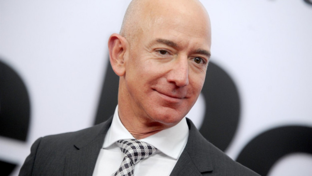Jeff Bezos se confruntă cu critici după întâlnirea cu Donald Trump și suspendarea susținerii pentru Kamala Harris