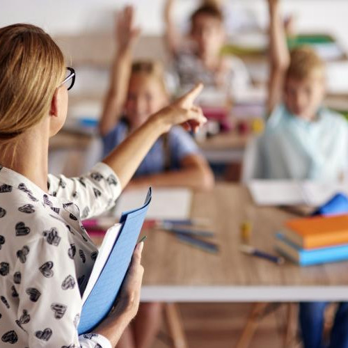 Primele de carieră pentru profesori și personalul auxiliar au început să fie încărcate pe carduri