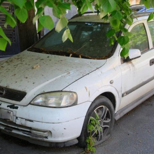 Proprietar din Cluj-Napoca se confruntă cu problema unei mașini abandonate de fostul chiriaș