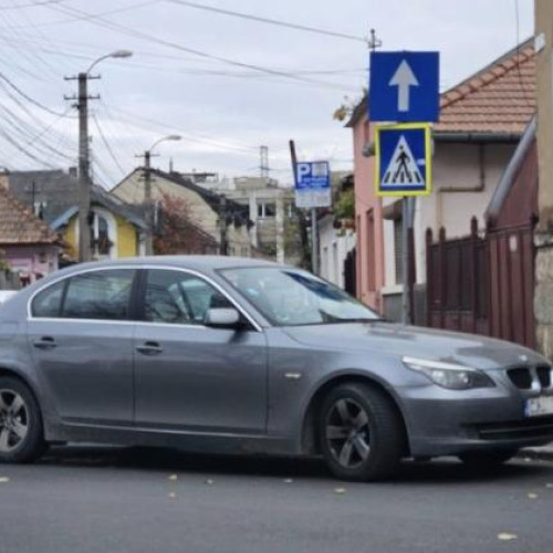 Sofer neglijent parcat pe coltul unei intersectii din Cluj-Napoca