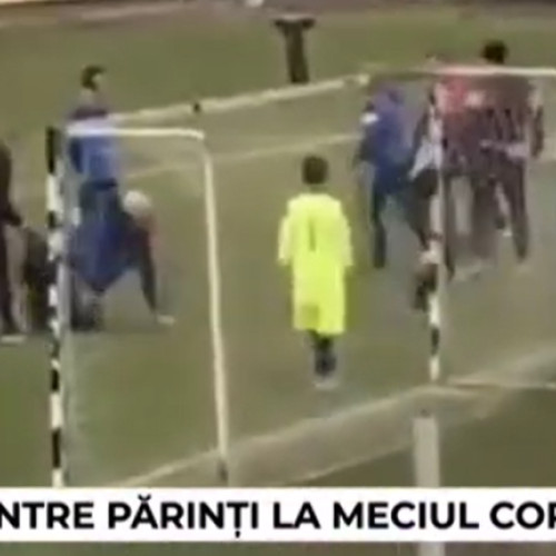 Conflict pe terenul de fotbal din Bontida, între părinți și un arbitru