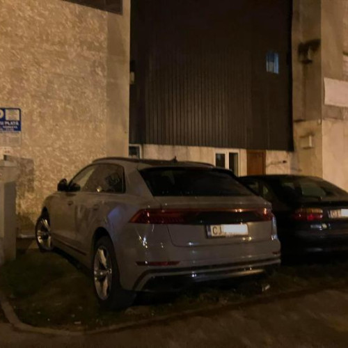 Clujenii își parchează mașinile pe spațiile verzi, stârnind ironii pe rețelele sociale