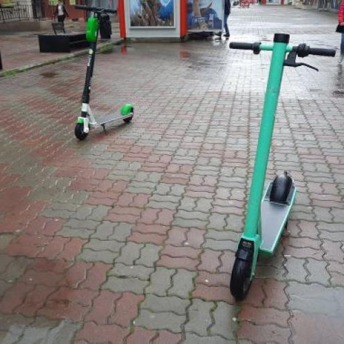 Propunerea unui clujean pentru a scăpa de trotinetele electrice lăsate pe trotuare: ,,Să amplaseze stații în puncte-cheie”