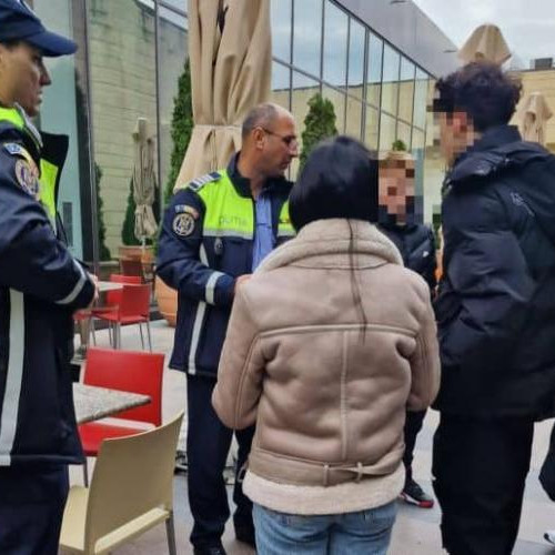 Zeci de elevi chiulangii surprinși de polițiștii clujeni în timpul unui raid