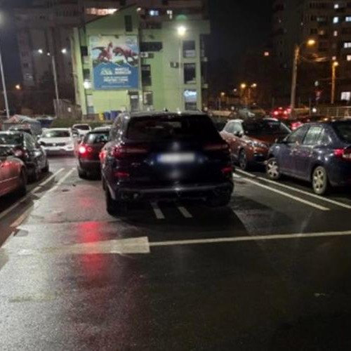 Sofer &quot;barosan&quot; parchează pe două locuri, ignorând regulile