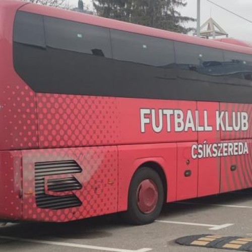 Autocarul echipei Csikszereda Miercurea Ciuc blochează locuri de parcare în Cluj-Napoca