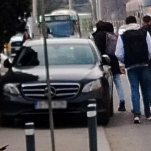 Sofer de Mercedes parchează pe trotuar, punând în pericol pietonii