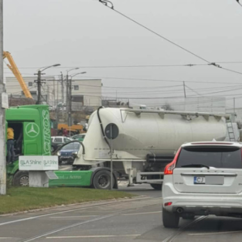 Accident rutier minor între un autoturism și un autocamion în cartierul Iris