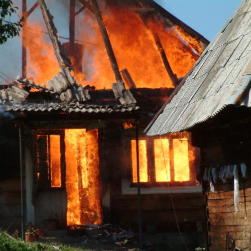Incendiu devastator într-o casă din Poieni, județul Cluj