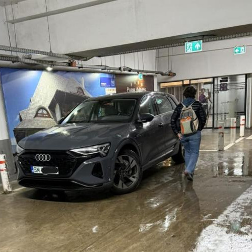 Haos într-o parcare din Cluj-Napoca din cauza unei mașini parcate necorespunzător