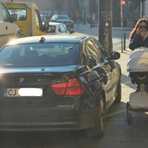 Locuitorii din cartierul Mărăști cer soluții pentru trotuarul ocupat de mașini