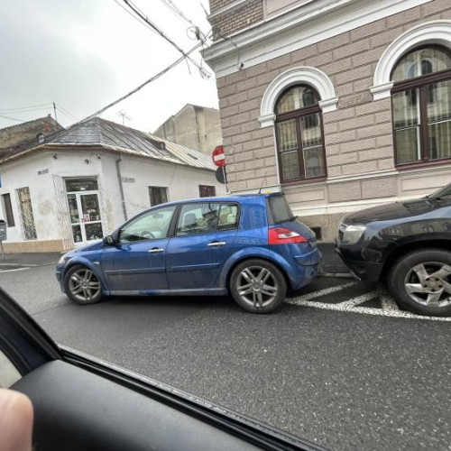 Discuții aprinse în urma unei fotografii cu o mașină parcata neregulamentar în Cluj-Napoca