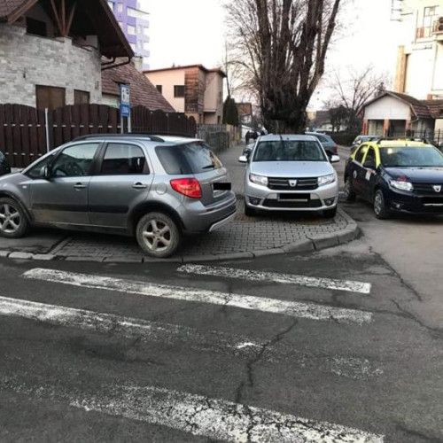 Probleme cu parcările ilegale pe trotuarele din Cluj-Napoca