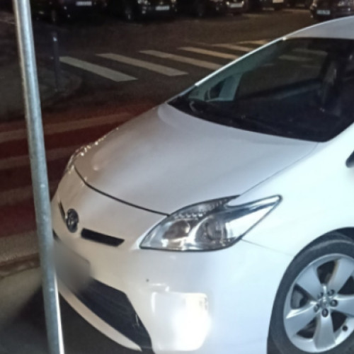 Taxi parcat ilegal pe trotuar în Cluj-Napoca