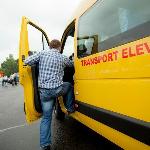 Sute de elevi din comunele clujene beneficiază de autobuze și microbuze moderne pentru transportul la școală