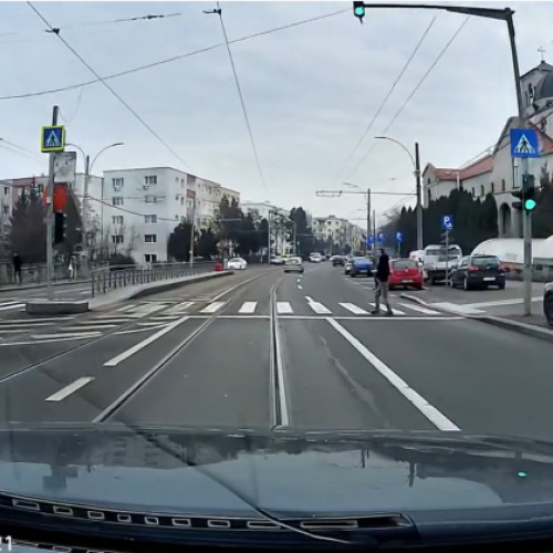 O doamnă a ignorat semaforul și a fost aproape de o tragedie în cartierul Mănăștur