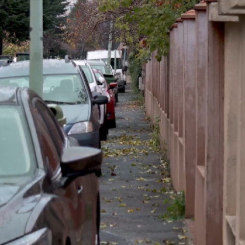 Locuitorii de pe strada Croitorilor solicită soluții pentru parcările ilegale pe trotuare