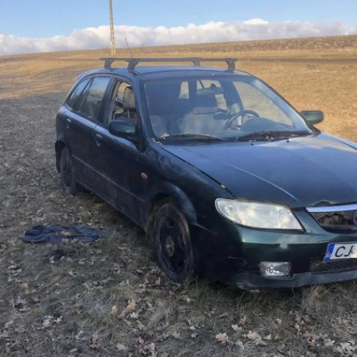Un bărbat a descoperit o mașină abandonată în pădurea Lombului