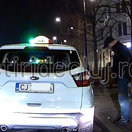 Taximetrist din Cluj-Napoca, surprins aruncând gunoaie pe strada Piața Unirii