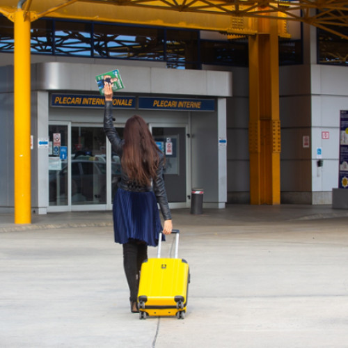 Tânără de 17 ani prinsă pe Aeroportul Internațional Cluj-Napoca cu un pașaport fals