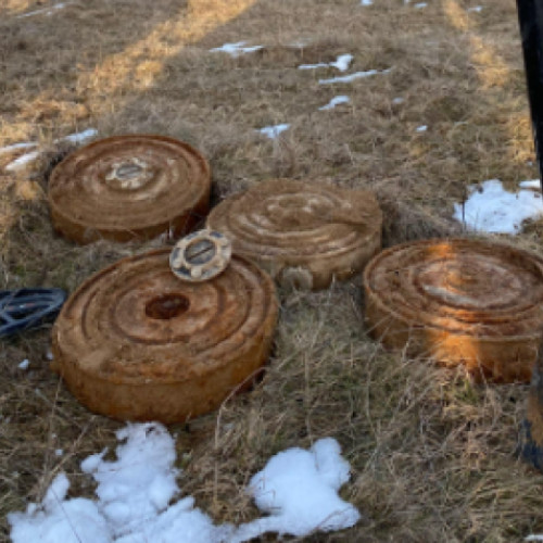 Doi detectori de metale din Dej descoperă mine antitanc în localitatea Mănăștur