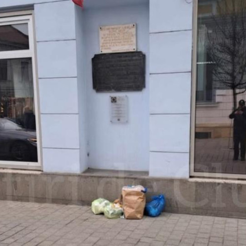 Gunoaie lăsate în fața unui monument istoric din Cluj-Napoca