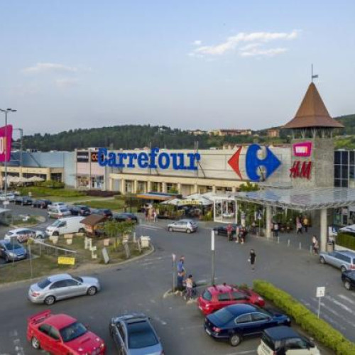 Mașină a Ministerului Afacerilor Interne parcată necorespunzător în Vivo Cluj