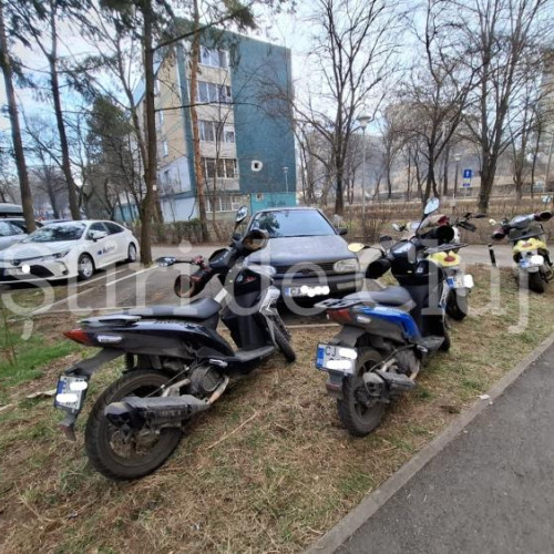 Conducătorii de scutere parchează pe spațiile verzi
