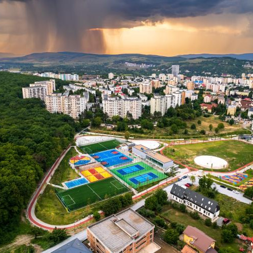 Probleme de parcare pe strada Marisel, afectând locuitorii din apropierea Bazei Sportive