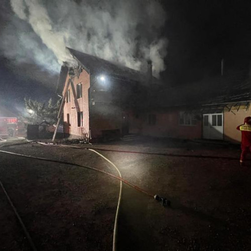 Incendiu puternic în Mănăstireni, județul Cluj: Intervenție a pompierilor în zorii zilei