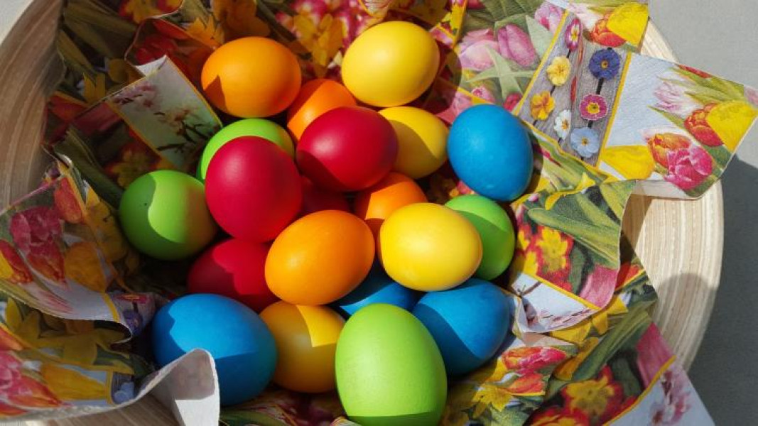 Ouă vopsite provocatoare în magazinele din România