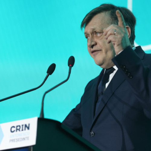 Crin Antonescu îl critică pe Nicușor Dan la un miting electoral
