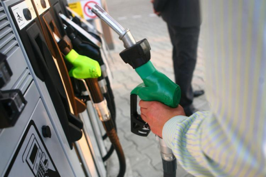 Benzina și motorina s-au ieftinit în această lună