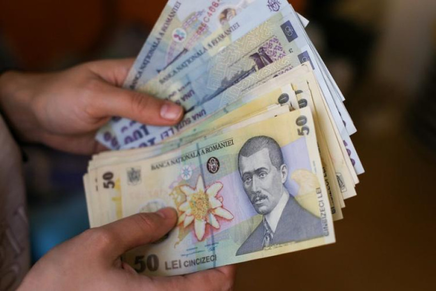 Leul se depreciază față de euro și câștigă teren în raport cu dolarul